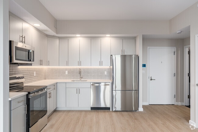 1BR, 1BA - 765SF - Kitchen - 183-03 Hillside Ave