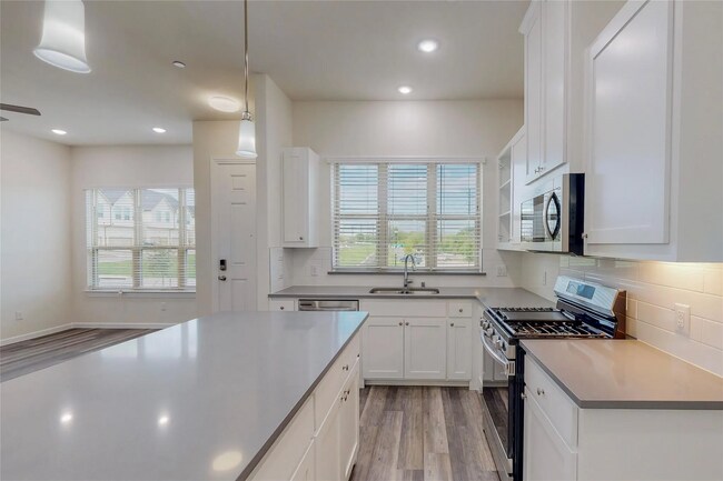 Photo - 3 Bed 2.5 bath Luxurious Townhome in Frisco!