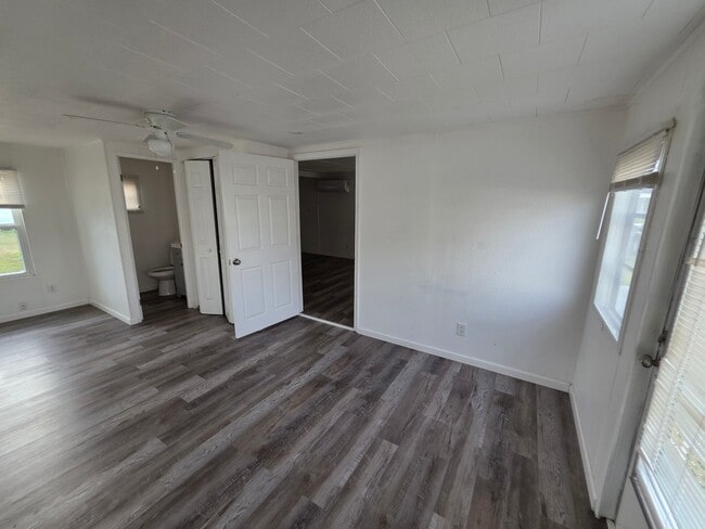 Photo - 900 9th Ave E