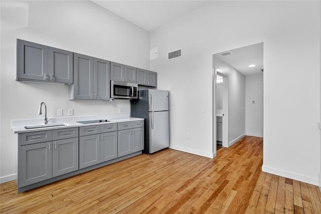 Building Photo - 1624 Lonsdale Ave Unit 204/304