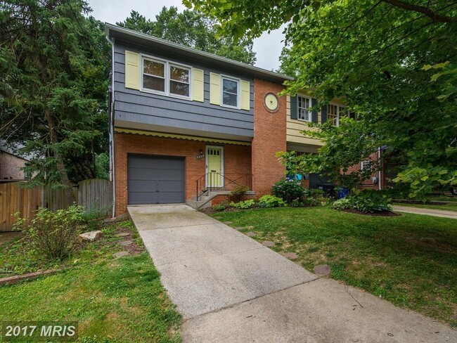 Building Photo - 4 Bedroom 3.5 Bathroom - Van Ness/Tenleytown Semi Detached Home - Attached 1 Car Garage