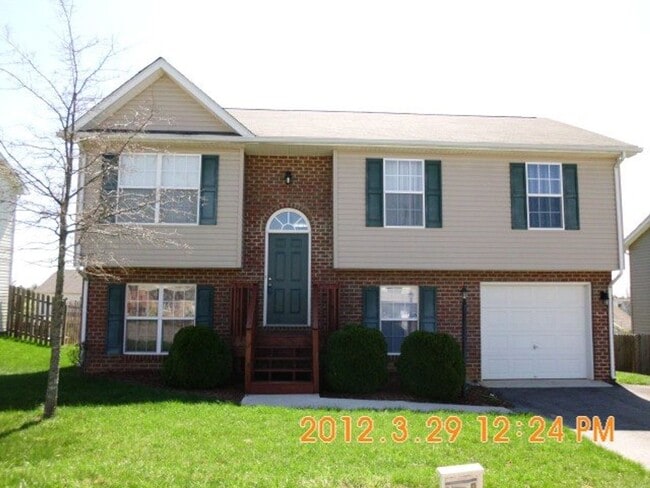 Building Photo - 4 Bedroom 2.5 Bath House with 1 Car Garage