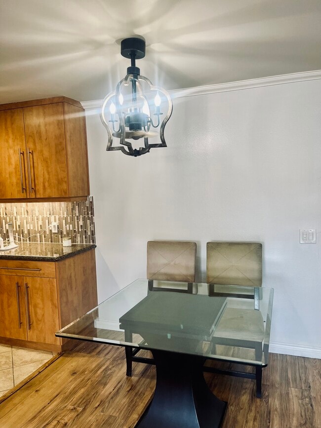 Dining area - 2940 N Verdugo Rd Unit 310