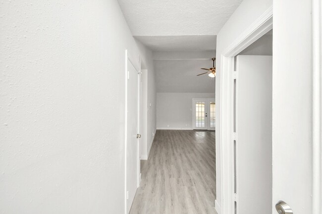 Photo - 1911 Oakwell Ln