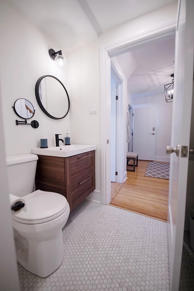 Photo - 858 Bronson Ave