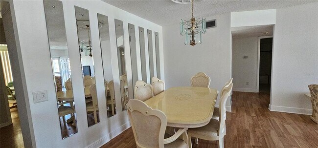 Photo - 2450 Canadian Way Unidad 26