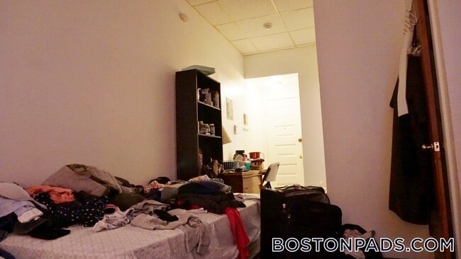 Building Photo - 854 Beacon St Rental