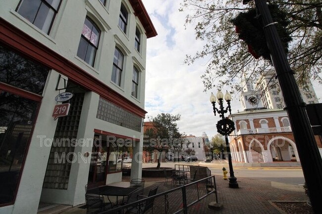 Photo - 102 Person St