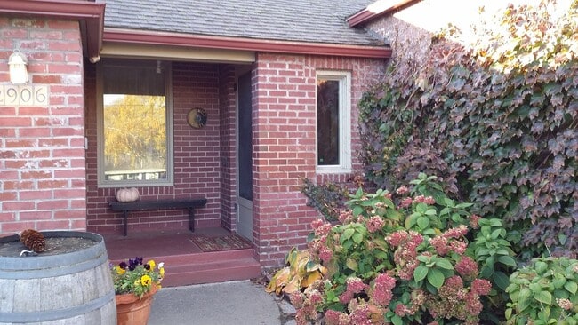 Building Photo - Occupied, do not disturb tenants. Barge-Chestnut Historic District Craftsman 2br 2ba home, with a...