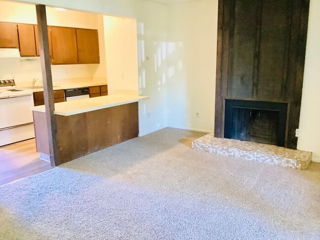 Building Photo - 1st & 2nd Floor, 1ST MONTH 1/2 OFF SPECIAL... Rental