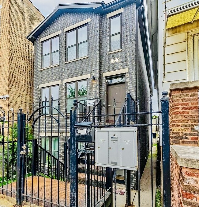 Building Photo - 1750 W Cermak Rd Unit B