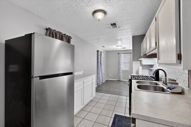 Photo - Historic Bungalow House 2/bd 1/ba 730/sf