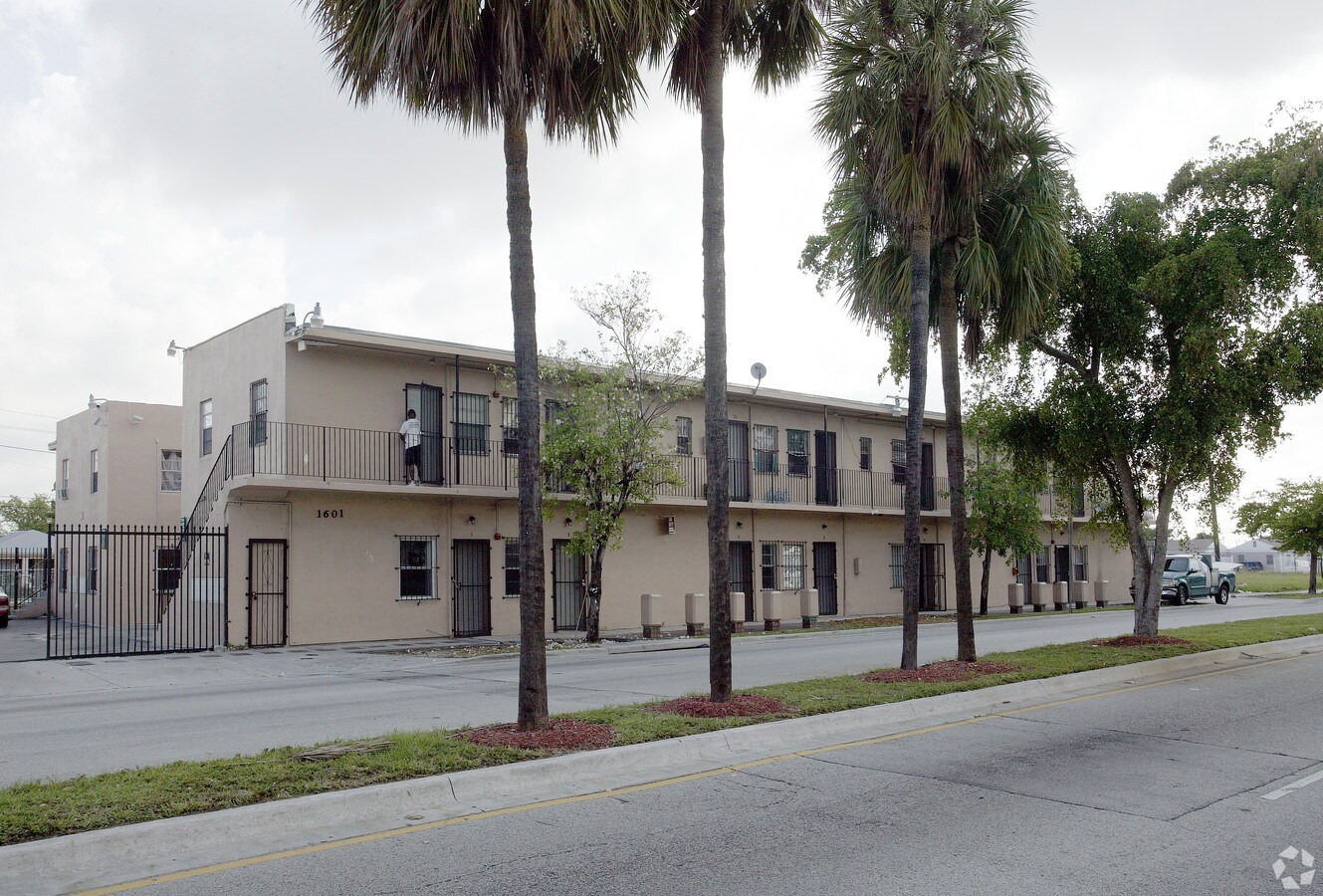 1601 NW 62nd St. - Pequena Habana Apartamentos