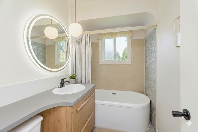 Photo - 8183 Strathearn Av