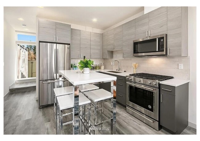 Photo - 9200 Roosevelt Way NE