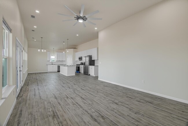 Building Photo - 17 Edgewater Dr