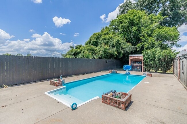 Photo - 300 Oak Hollow Dr