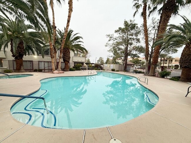 Building Photo - Carry Over Showing: This property has been shown before and will be rented to the first most qual...