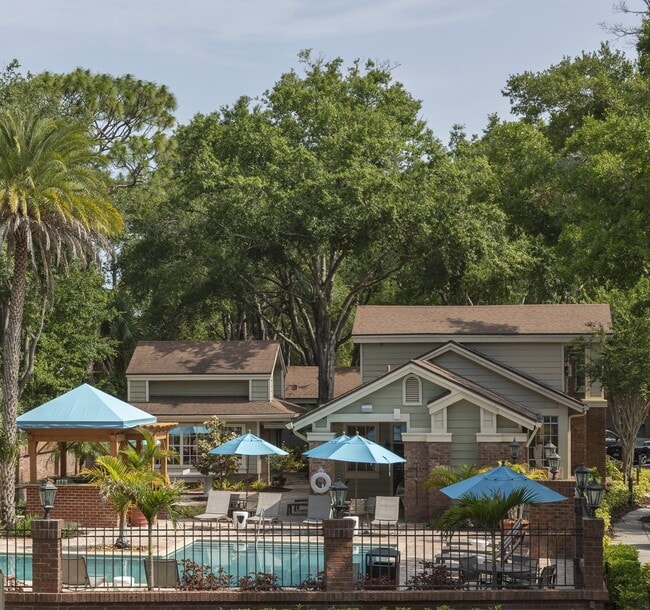 Piscina y casa club