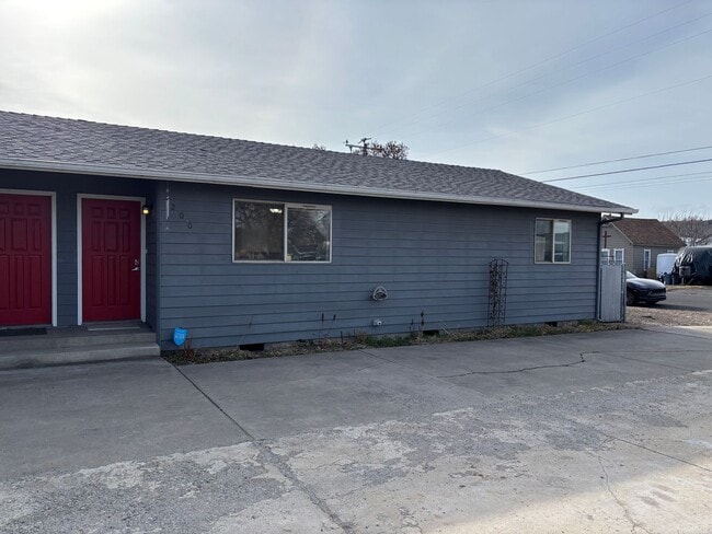 Building Photo - 200-204 NE 7th St Unit 200 NE 7th St