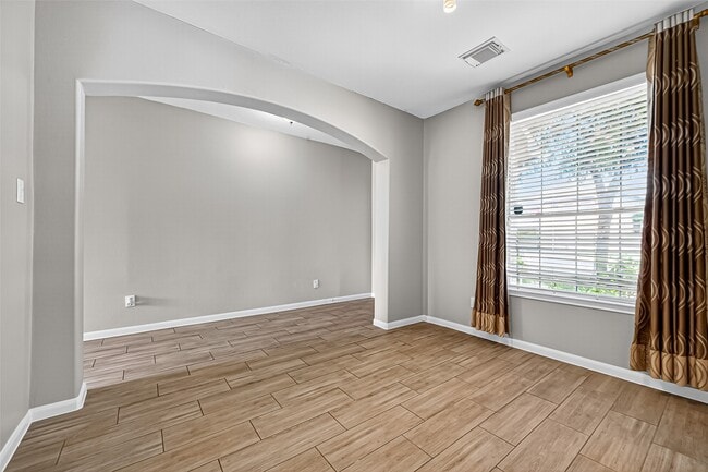 Photo - 2111 Castle Gardens Ln