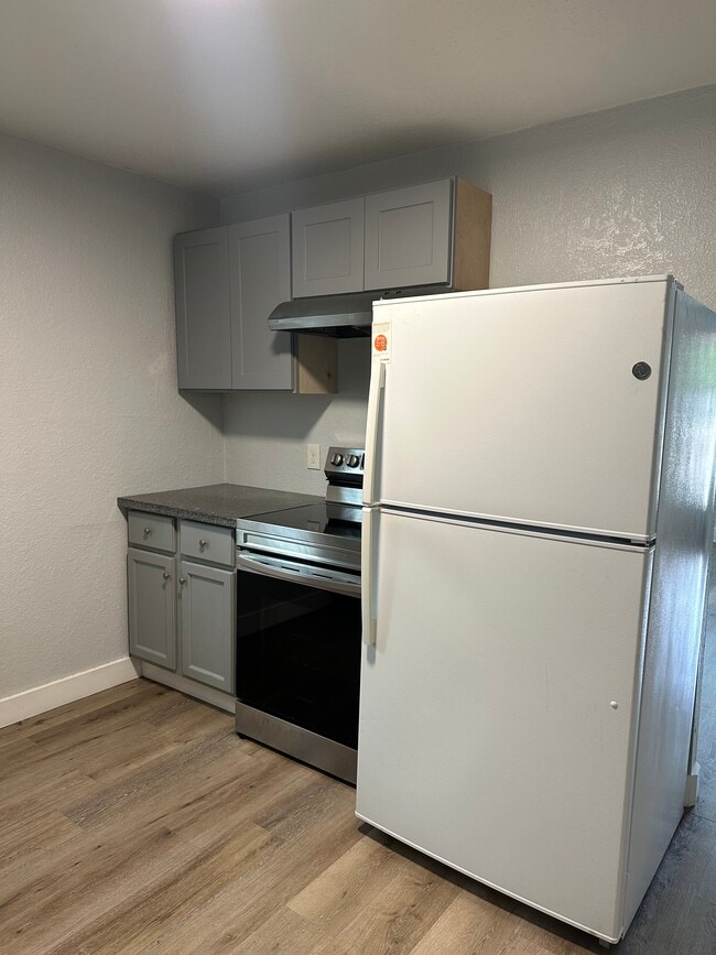 Cocina. Estufa/horno y refrigerador. - 3124 San Jose Way