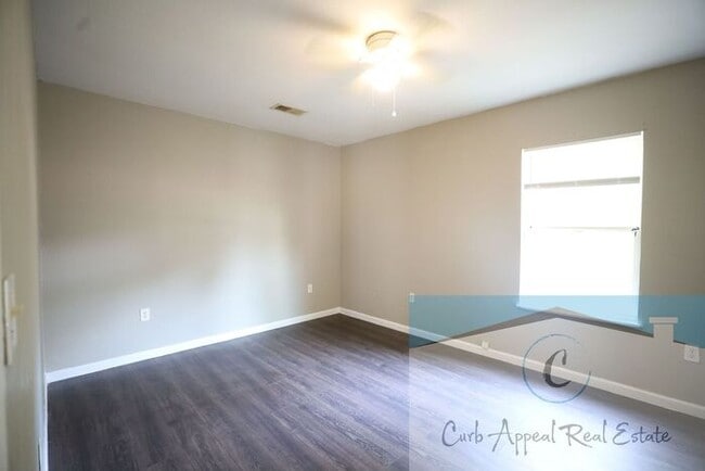 Photo - Recently renovated 2 bed 1 bath apartment ...