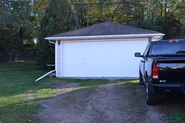 1.5 stall garage - 1588 Case Ave