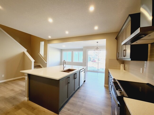 Photo - 15836-15830 30 Ave SW