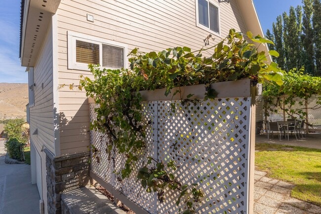 Photo - Luxurious Fully Furnished 3-Bedroom, 4-Bat...