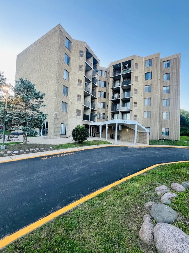 Building Photo - 1750 N Marywood Ave Unit 402