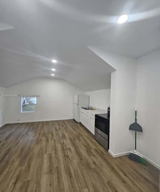 Photo - 1008 N 18th Ct Unit 102