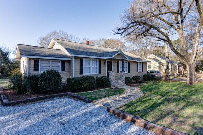 Building Photo - 4 BR 4 BA in Normaltown!
