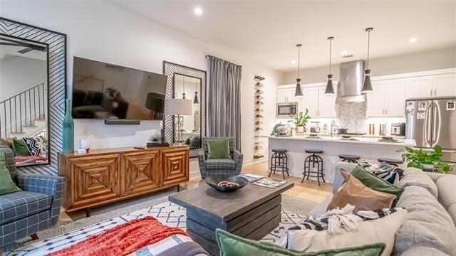 Photo - 694 W Main St