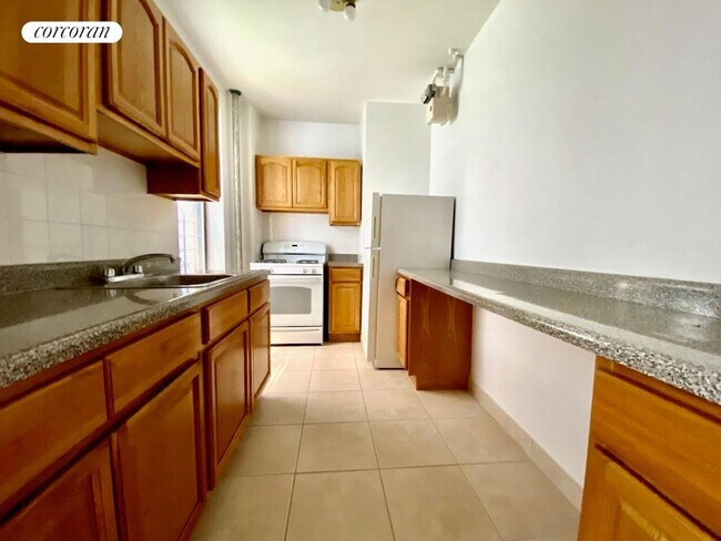 Photo - 585 Isham St