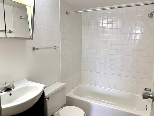 Baño - 2055 Blairs Ferry Rd NE