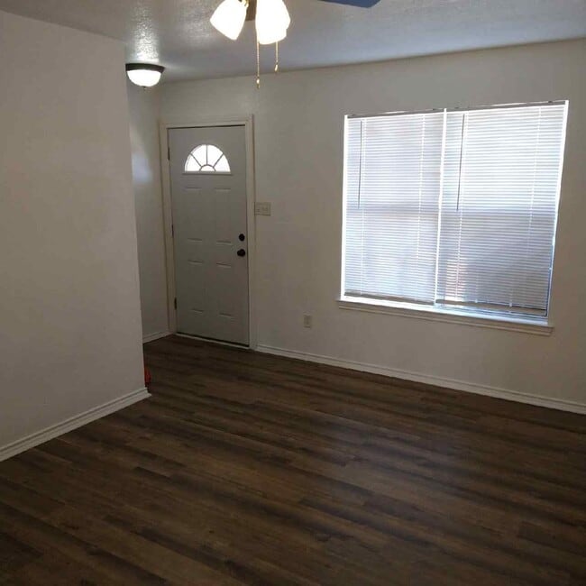 Building Photo - 105 Valley Cir Unit C
