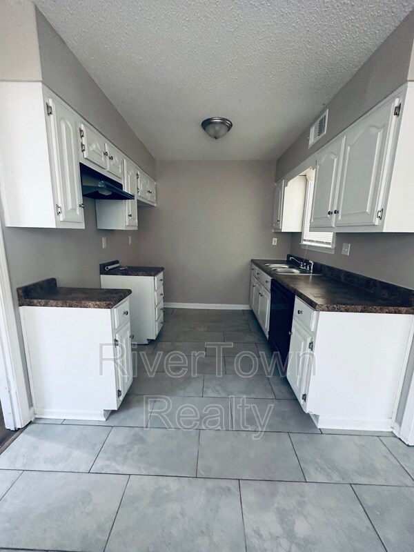 Photo - 2864 Whitney Ave