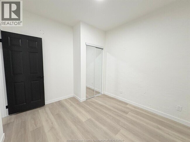 Photo - 1370 Wyandotte St E