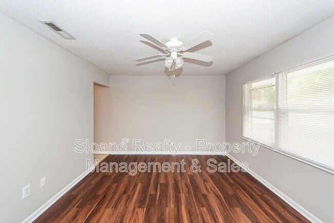 Photo - 207 Tupperway Dr