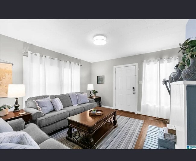 Building Photo - Newly 2 Bedroom Remolded Home/ Area