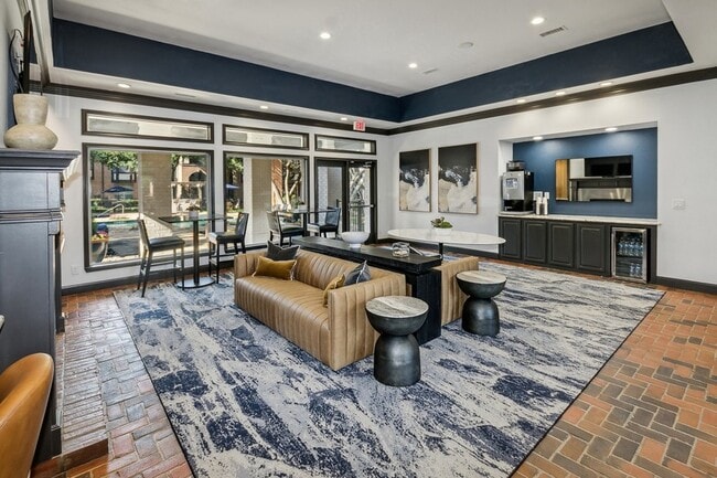 Photo - Arrive on University