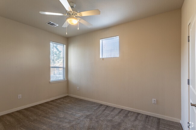 2BR, 2BA - 918SF