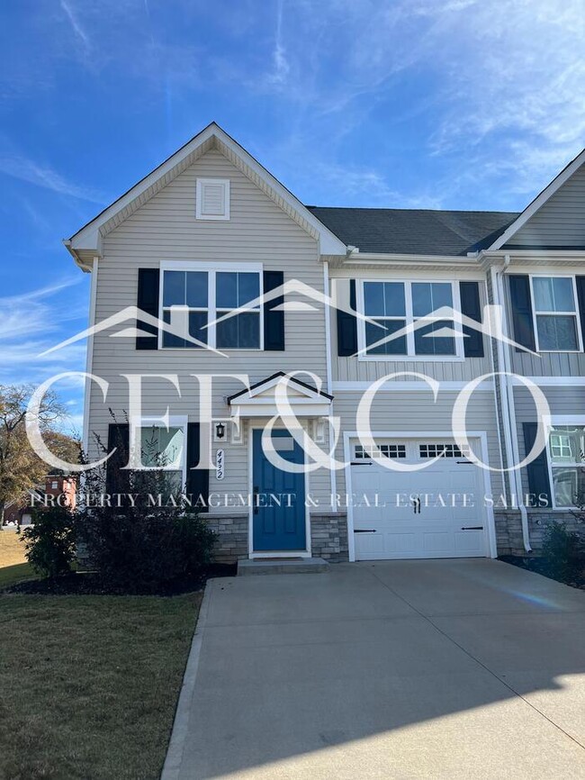 Building Photo - Spacious Townhome available in Spartanburg's East Side