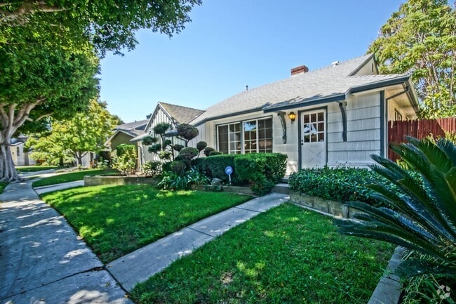 Building Photo - Incredibly Charming & Bright 3BR2BA Home w...