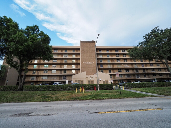 Building Photo - 4550 NW 18th Ave Unit 405 Rental