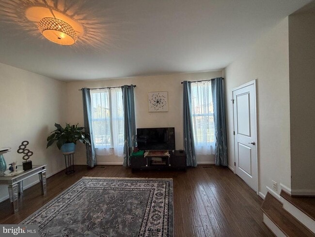 Photo - 41717 McMonagle Square