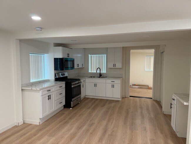 219-221-225 EL MEDIO ST