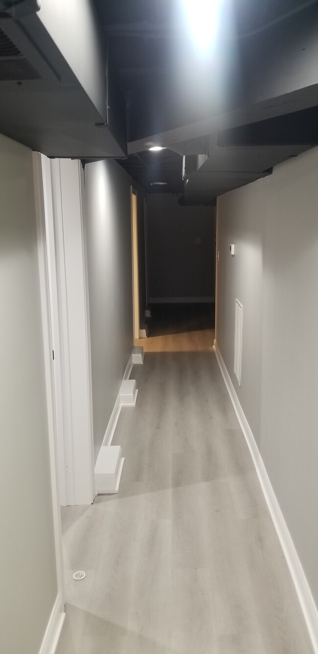 hallway - 7920 S Manistee Ave Unit 7920 S Manistee Ave Rental