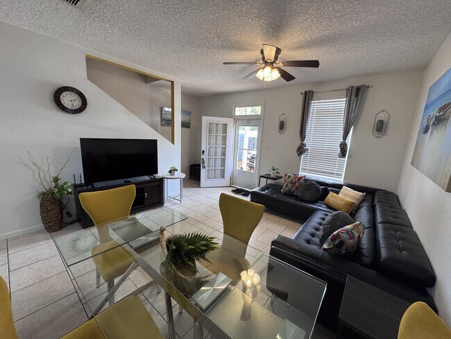 Photo - 1100 Century Oaks Dr